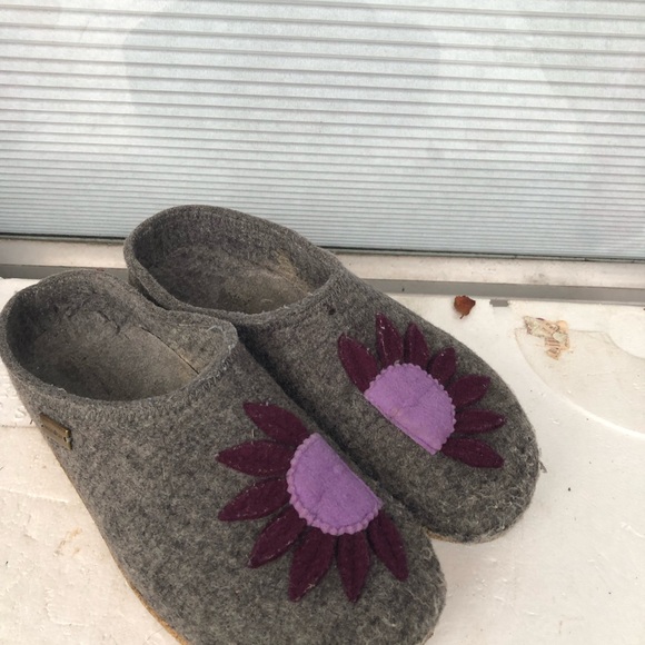 Haflinger Gray Wool Slippers with Purple Floral Design Slippers Size 39/8.5US - Picture 3 of 13
